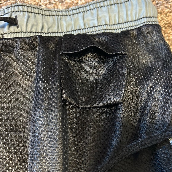 Nike Men’s XXL Swim Trunks, has a smalll flaw under the drawstring - Picture 9 of 13